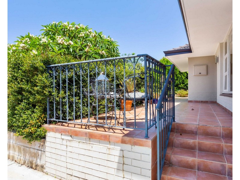 59 Redwood Crescent, Melville WA 6156