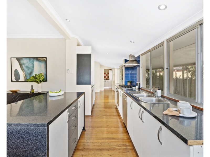 59 Redwood Crescent, Melville WA 6156