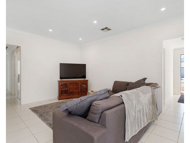 1/4 Skipper Crescent, Success WA 6164