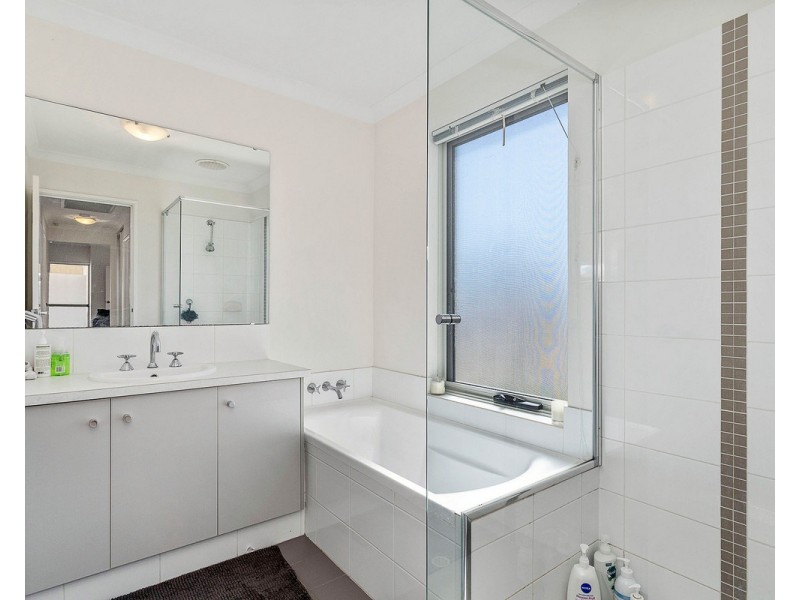 1/4 Skipper Crescent, Success WA 6164