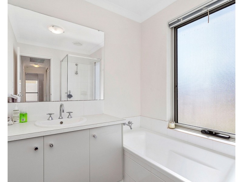 1/4 Skipper Crescent, Success WA 6164