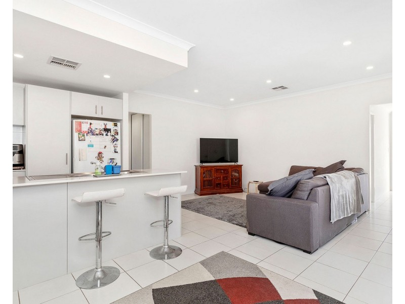 1/4 Skipper Crescent, Success WA 6164