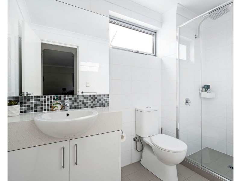 2/5 Oakland Avenue, Cloverdale WA 6105