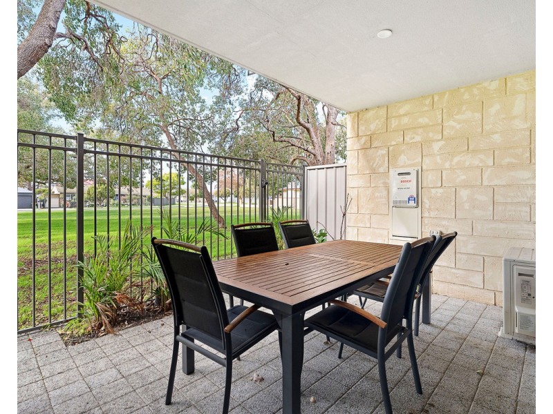 2/5 Oakland Avenue, Cloverdale WA 6105