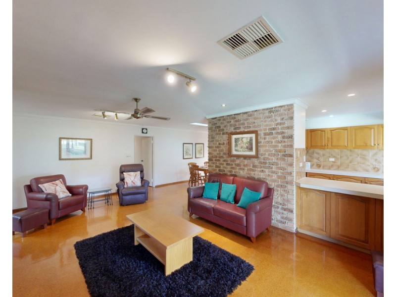 18 Ningaloo Way, Thornlie WA 6108