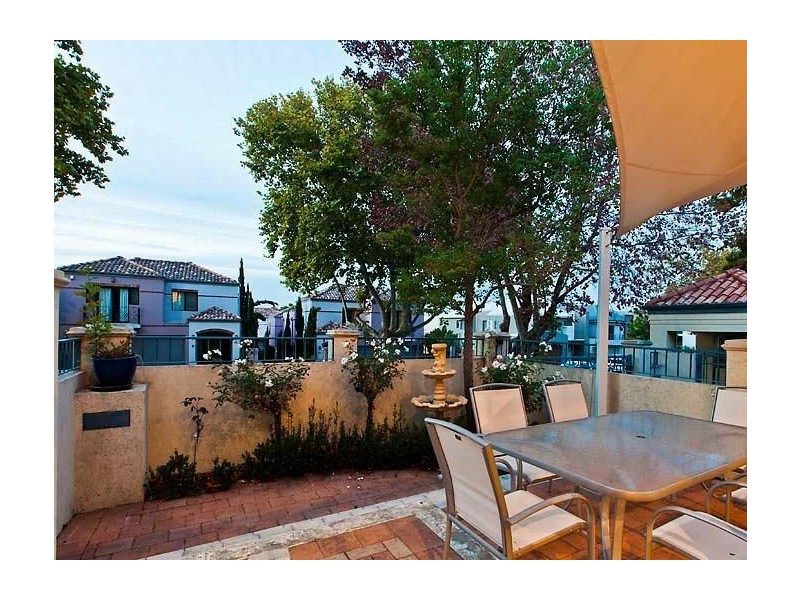 1/11 Tweeddale Road, Applecross WA 6153