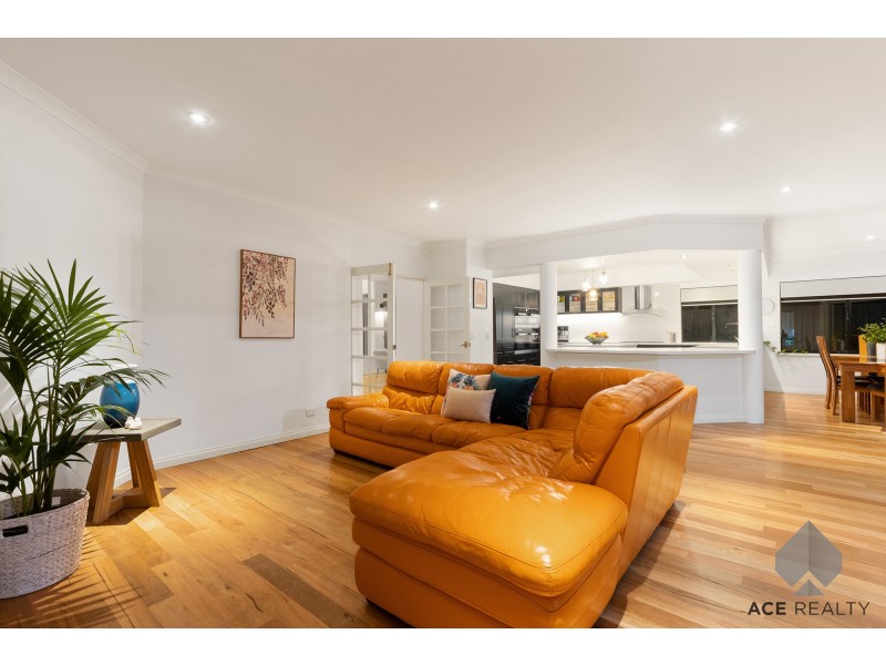 11 Kooralbyn Valley Crescent, Jandakot WA 6164