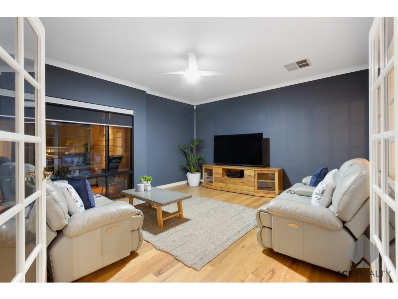 11 Kooralbyn Valley Crescent, Jandakot WA 6164