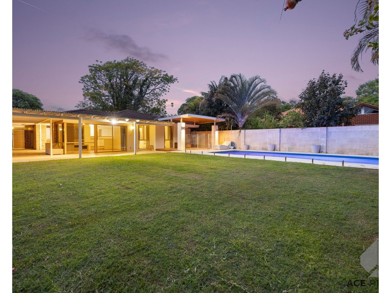 13 Kinross Road, Applecross WA 6153