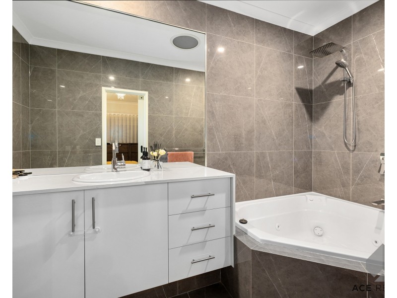 5 Maddox Crescent, Melville WA 6156