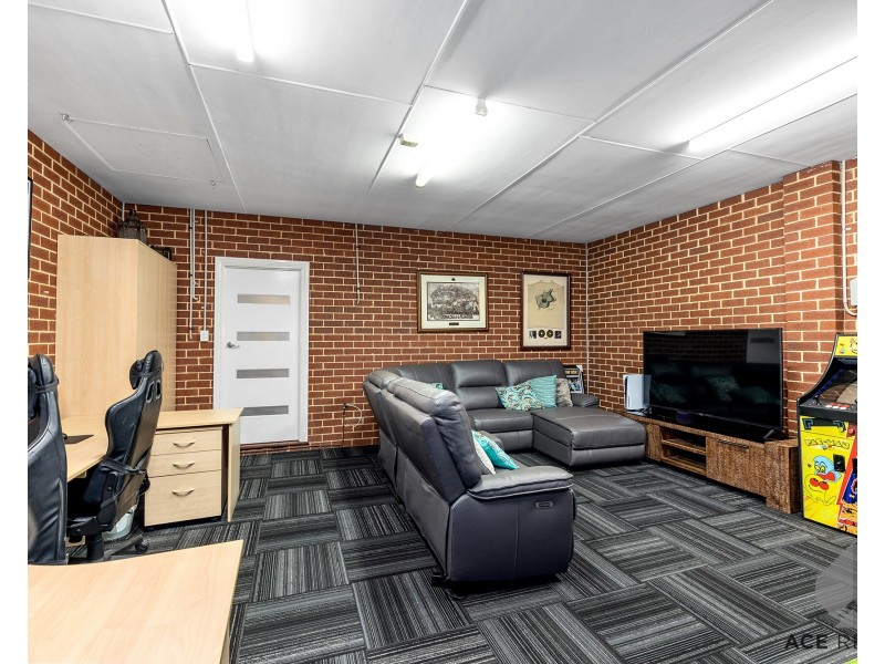 5 Maddox Crescent, Melville WA 6156