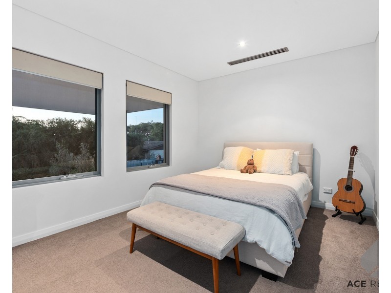 10 Kinross Road, Applecross WA 6153