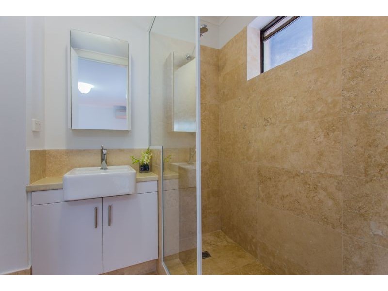 1/8 Lawrence Street, Como WA 6152