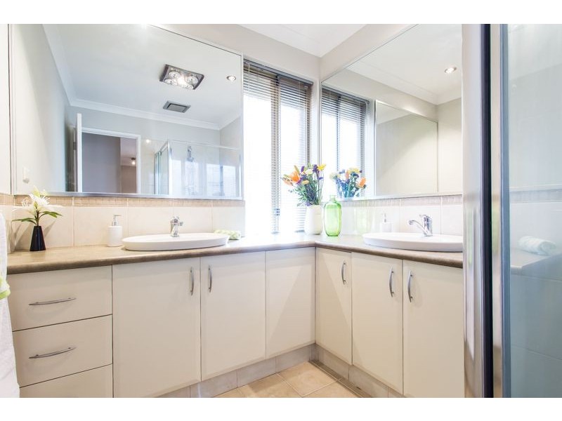 15/1 Chesterton Drive, Thornlie WA 6108