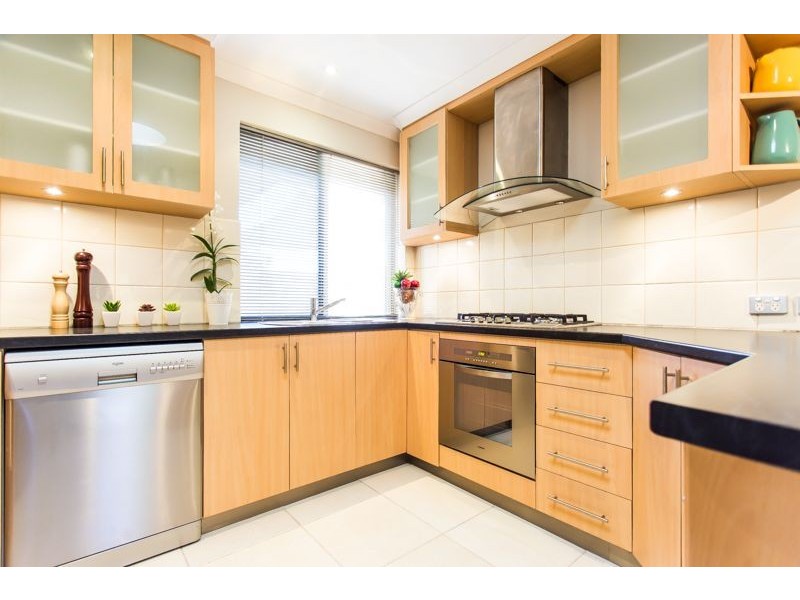 15/1 Chesterton Drive, Thornlie WA 6108