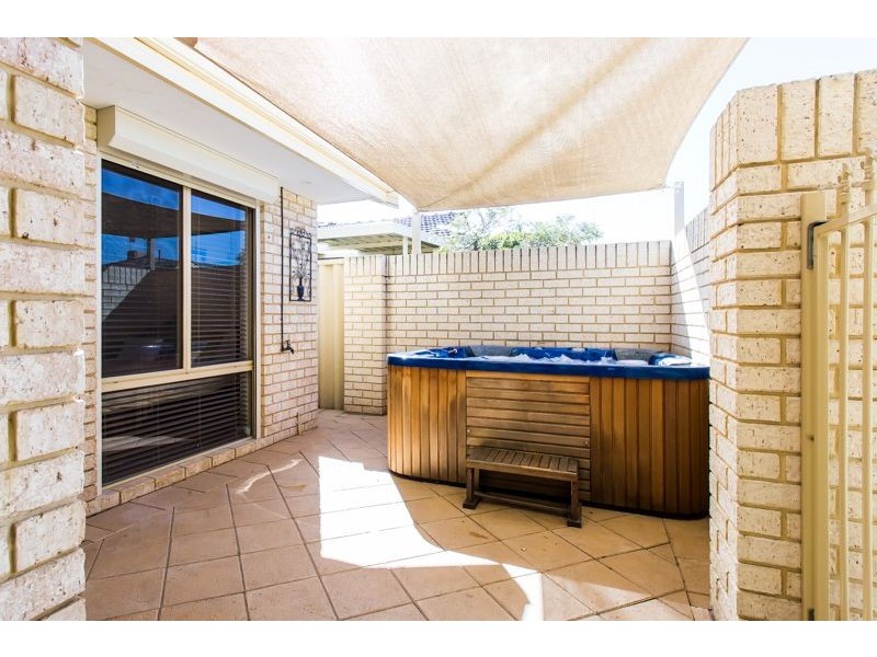 15/1 Chesterton Drive, Thornlie WA 6108