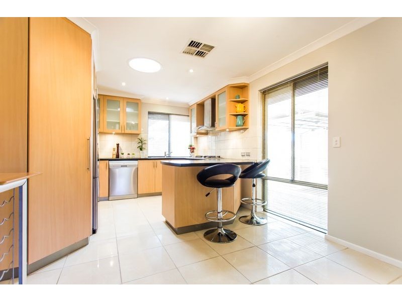 15/1 Chesterton Drive, Thornlie WA 6108