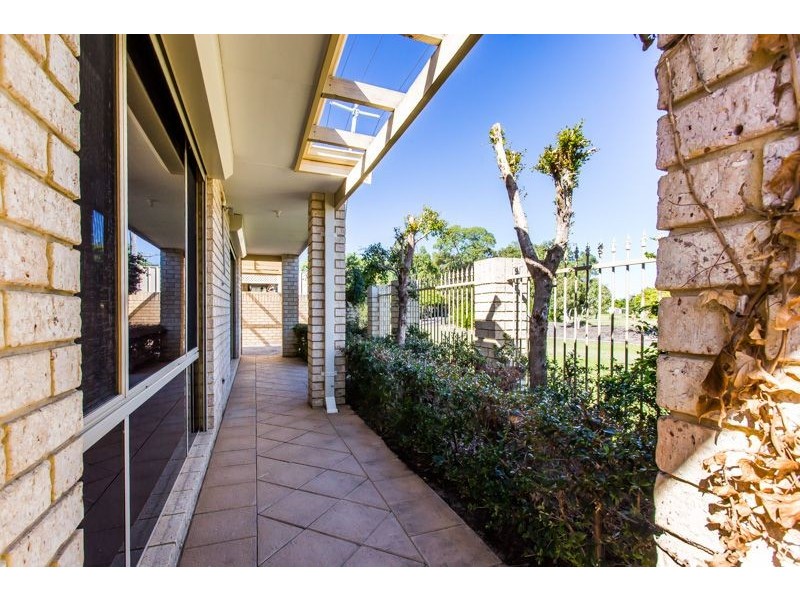 15/1 Chesterton Drive, Thornlie WA 6108