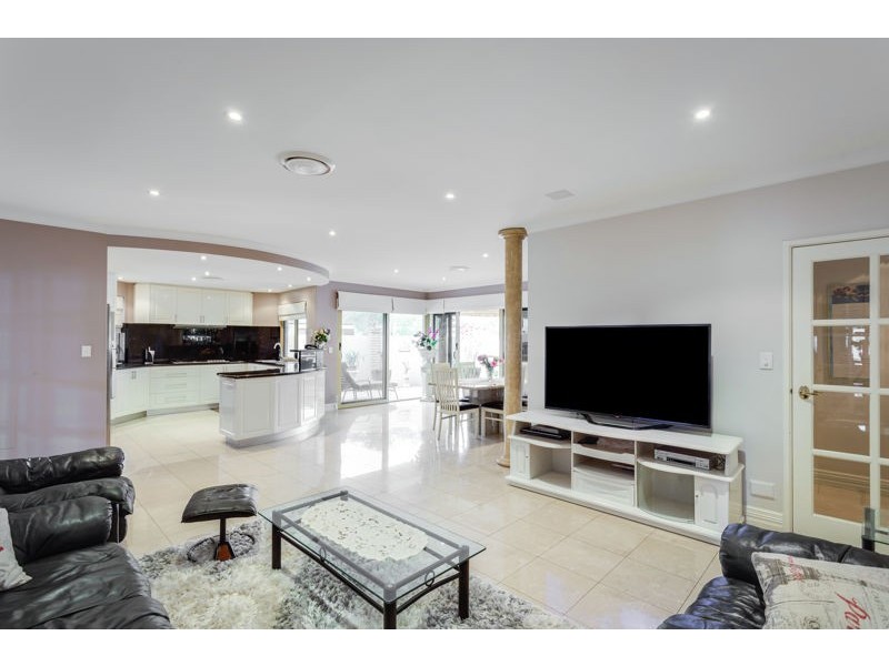 63 Kilkenny Circle, Waterford WA 6152