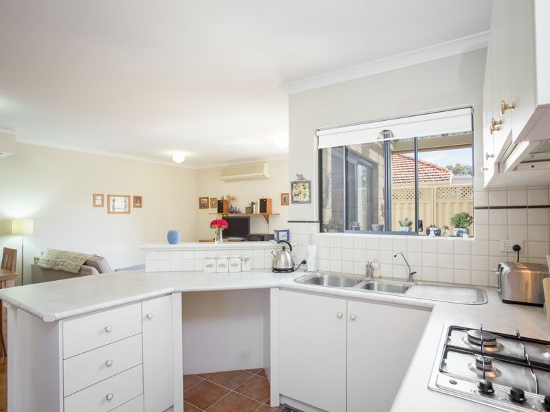 2/120 Robert Street, Como WA 6152