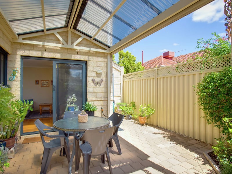 2/120 Robert Street, Como WA 6152