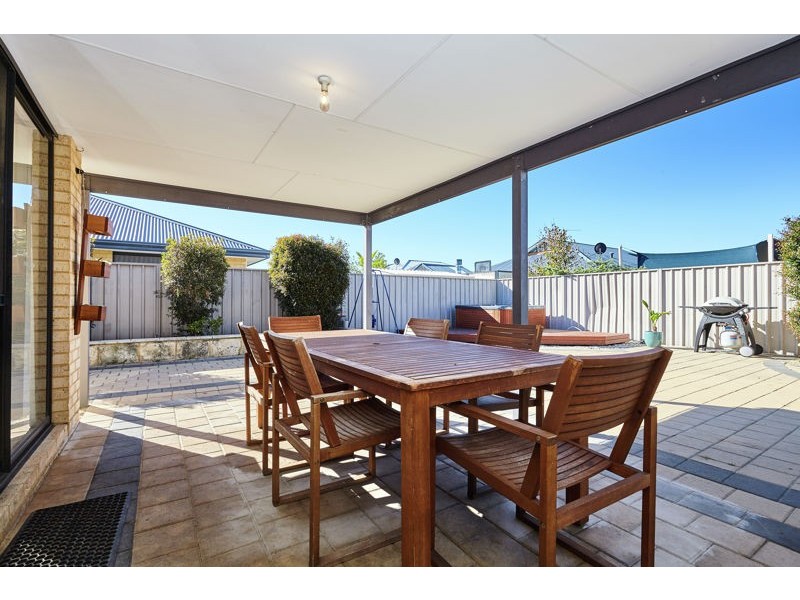 13 Murrumbidgee Drive, Hammond Park WA 6164