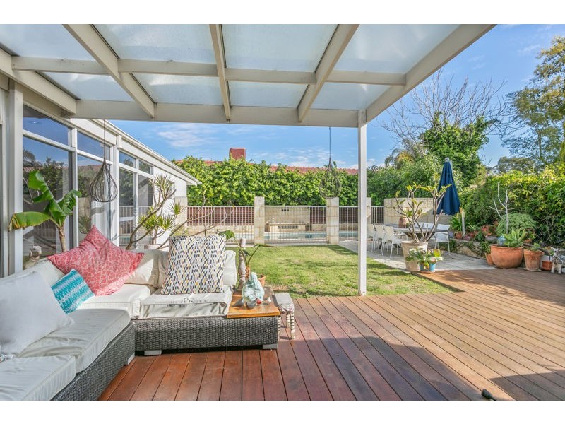 25 Roebuck Drive, Salter Point WA 6152