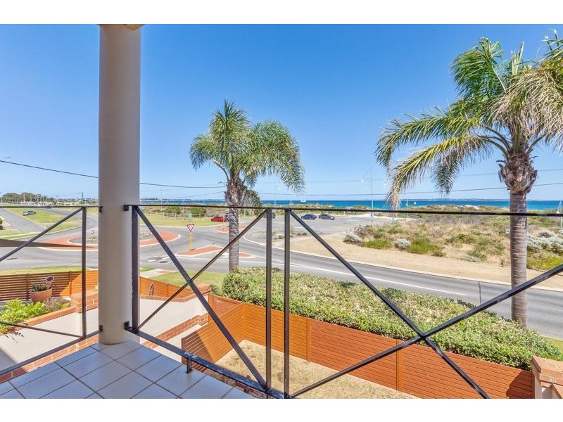 4/105 Rockingham Beach Road, Rockingham WA 6168