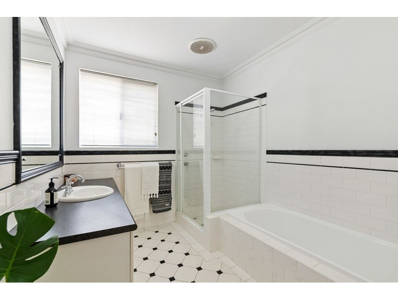 2/133 Lockhart Street, Como WA 6152