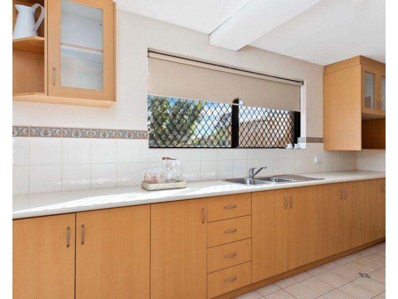 2/242 Coode Street, Como WA 6152