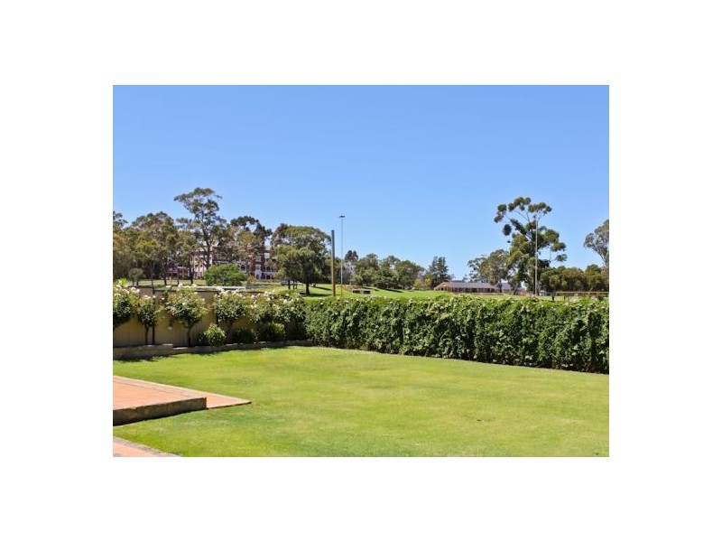 35 Edgewater Road, Salter Point WA 6152