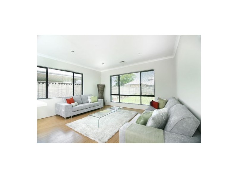 11 Elderfield Road, Manning WA 6152