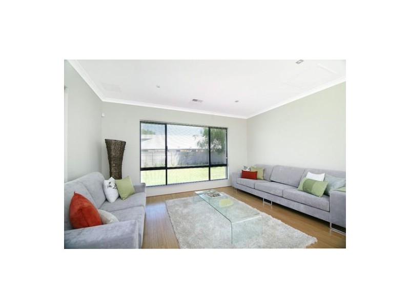 11 Elderfield Road, Manning WA 6152