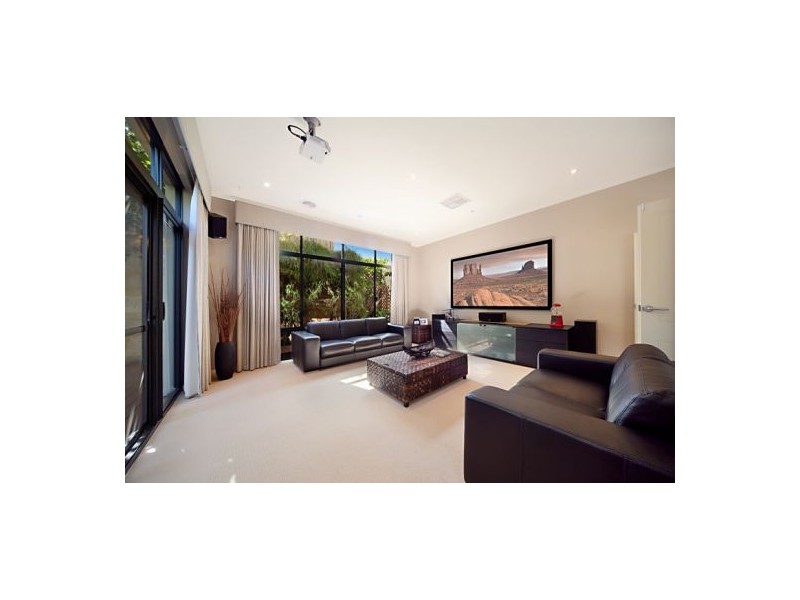 32 Lowan Loop, Karawara WA 6152
