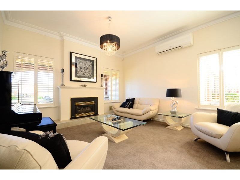 7 Mullingar Close, Waterford WA 6152