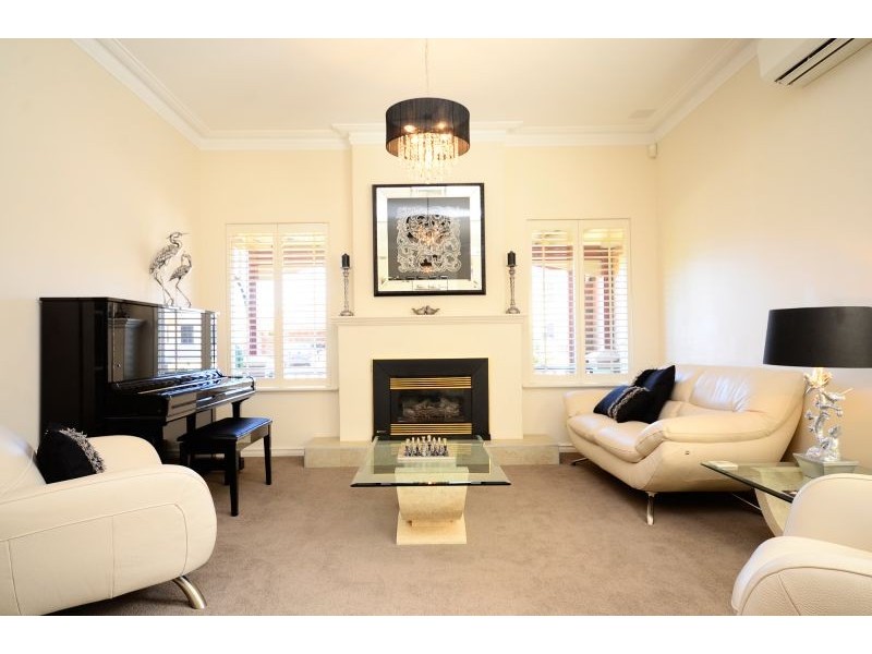 7 Mullingar Close, Waterford WA 6152