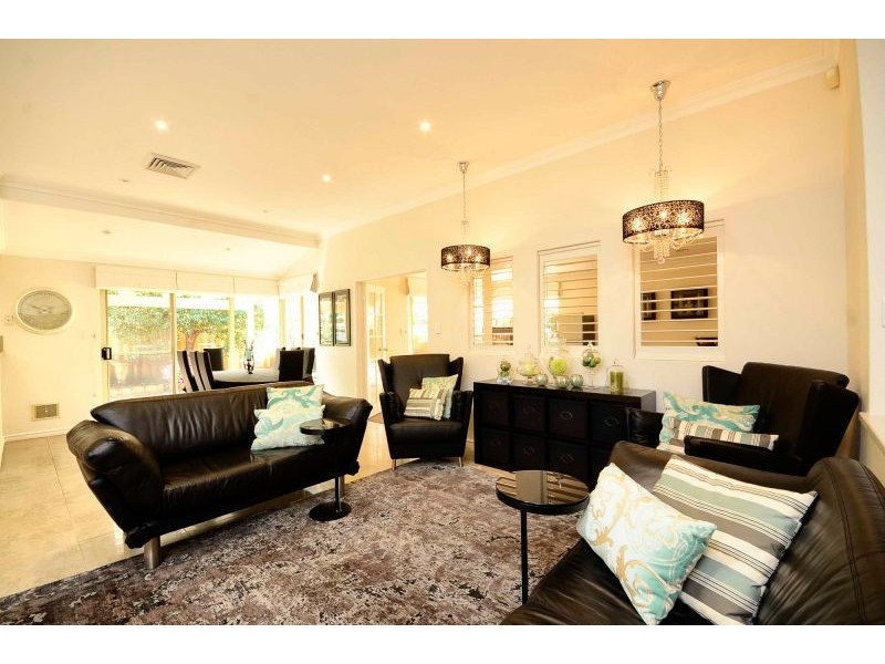 7 Mullingar Close, Waterford WA 6152