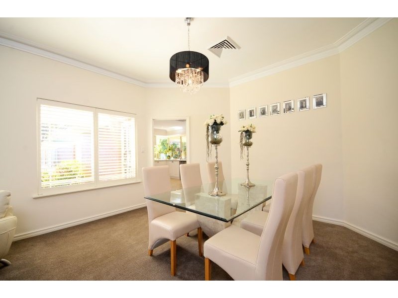 7 Mullingar Close, Waterford WA 6152