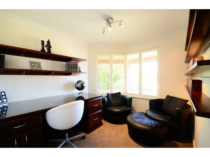 7 Mullingar Close, Waterford WA 6152