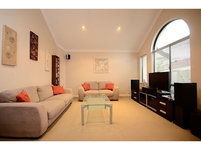 2/116 Robert Street, Como WA 6152