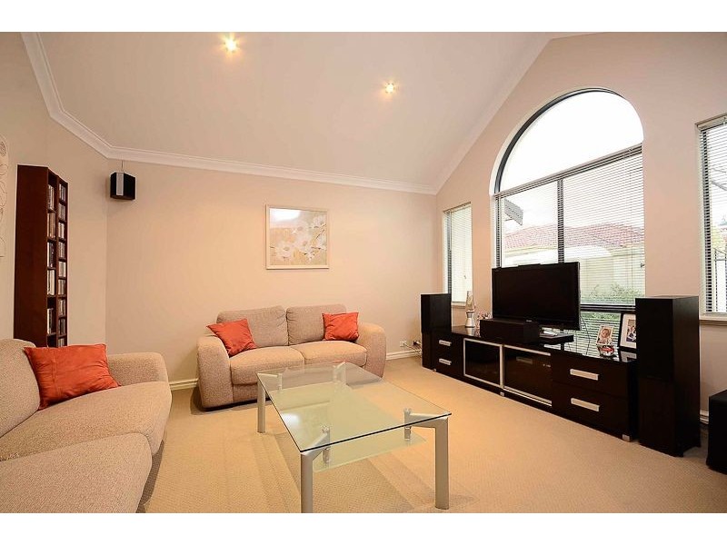 2/116 Robert Street, Como WA 6152