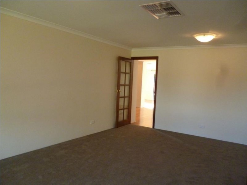 25 Minjah Circuit, Carramar WA 6031