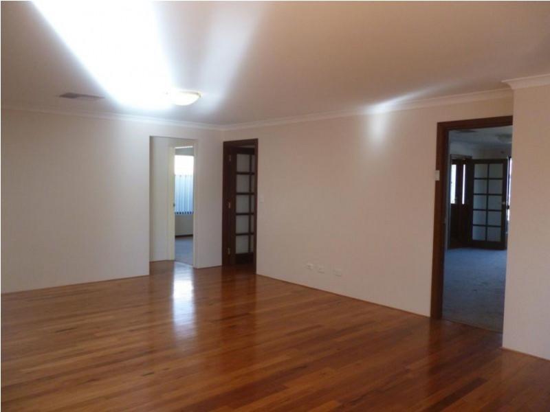 25 Minjah Circuit, Carramar WA 6031