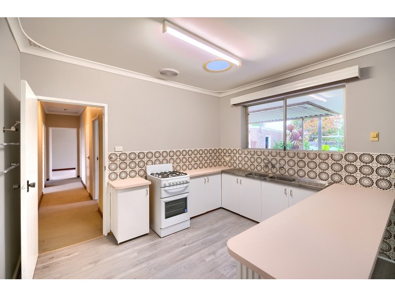 11 McKail Street, Orana WA 6330