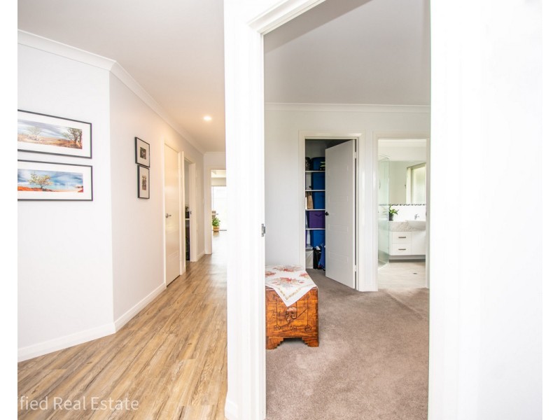 10 Hogarth Road, Mckail WA 6330