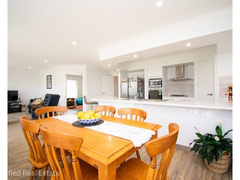 10 Hogarth Road, Mckail WA 6330