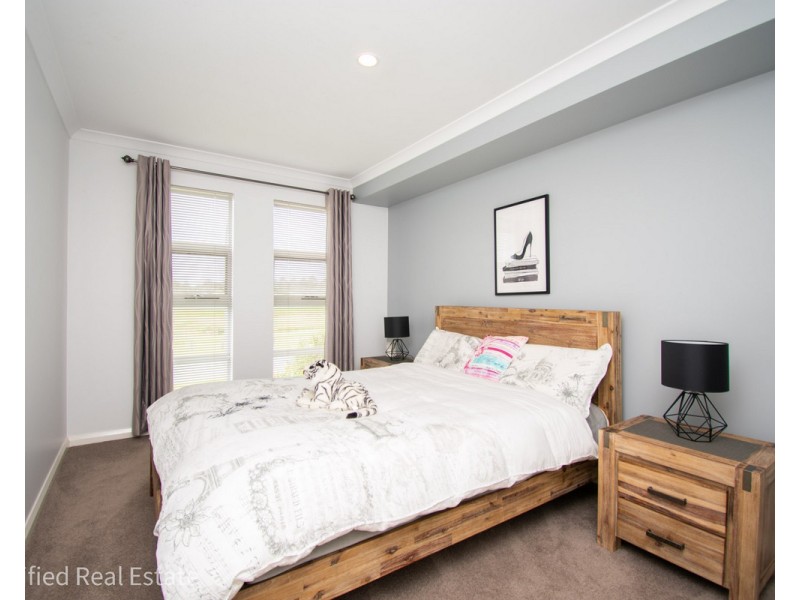 10 Hogarth Road, Mckail WA 6330