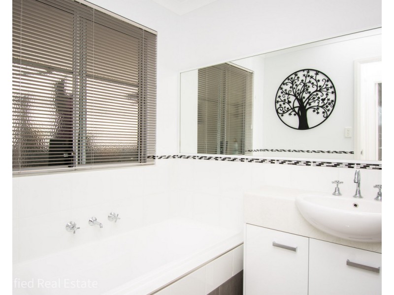 10 Hogarth Road, Mckail WA 6330