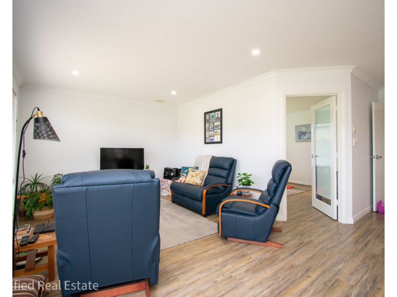 10 Hogarth Road, Mckail WA 6330