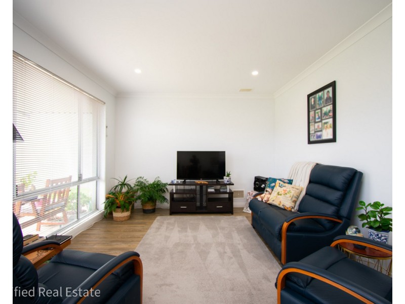 10 Hogarth Road, Mckail WA 6330
